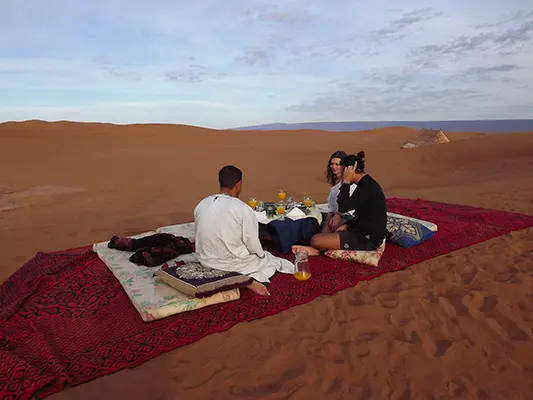 Colazione nel mezzo del deserto Erg Chigaga
