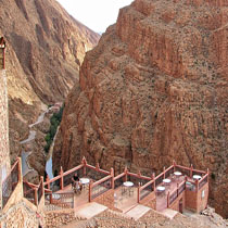 Valle del Dades Gorge  lunga 25 km. Le gole si trovano tra l'Alto Atlante e il monte Jbel Saghro posto bellissimo Escursionismo